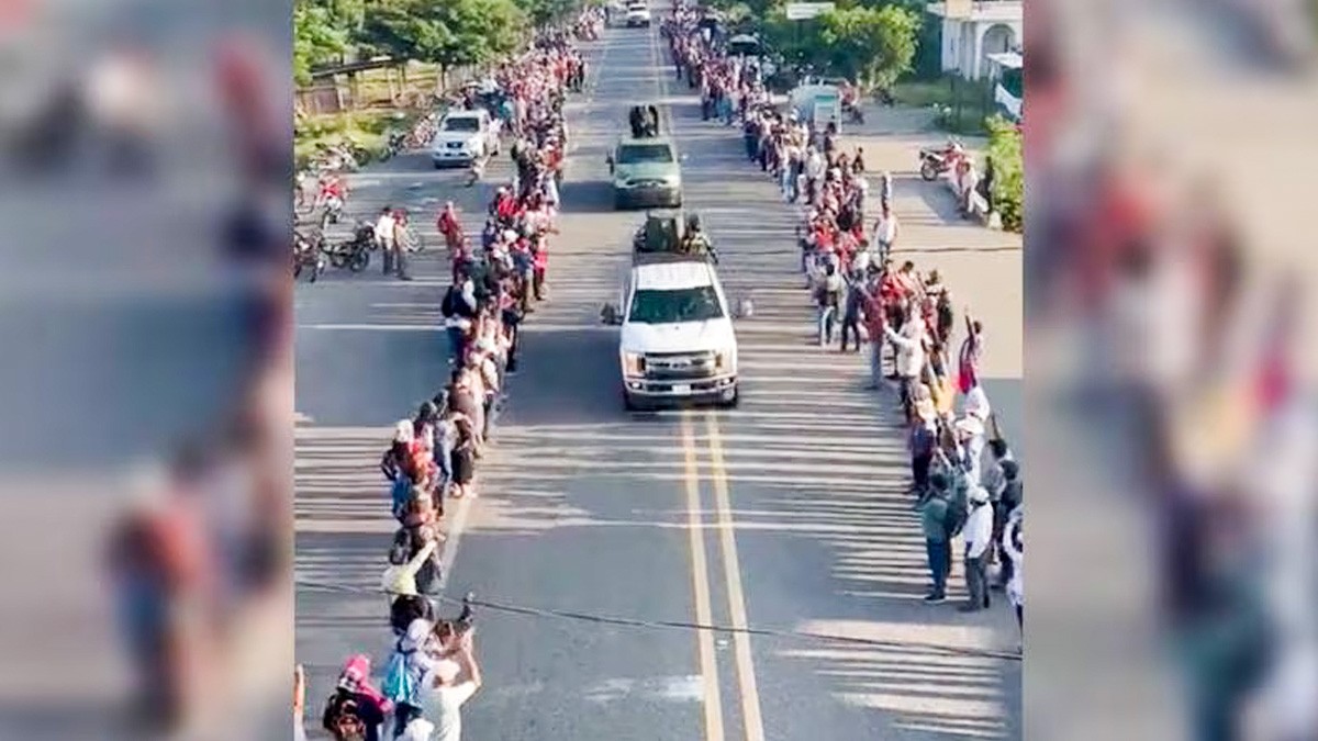 VIDEO: Entra caravana del cártel de Sinaloa y el pueblo los recibe con aplausos