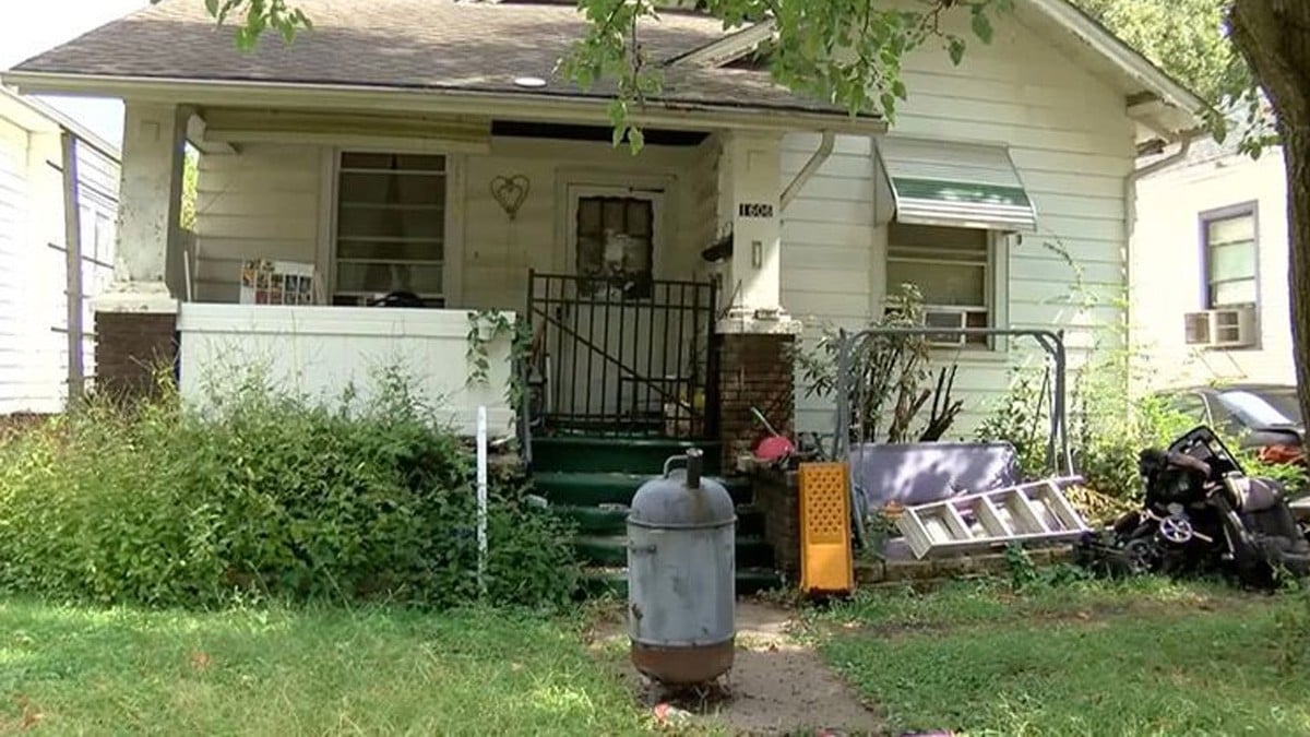 Rescatan a bebé que iba a ser devorado por ratas; arrestan a los padres y una tía