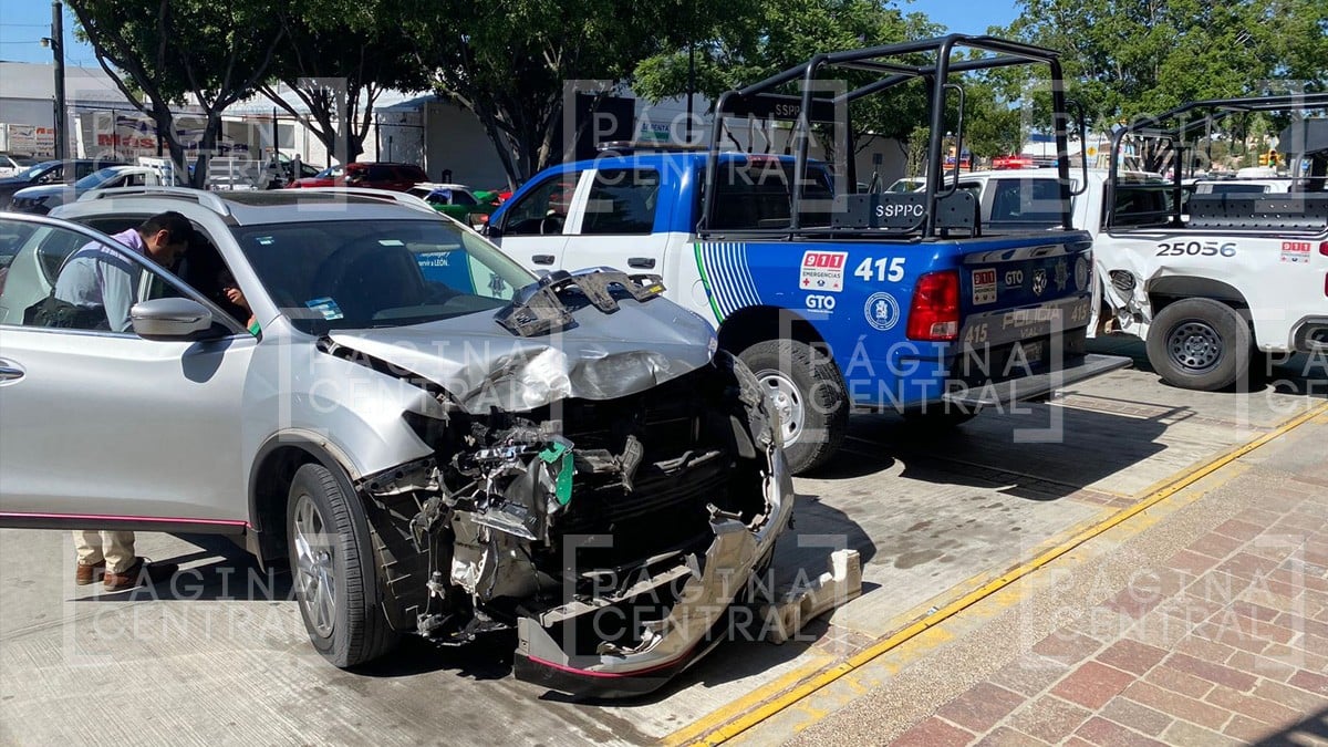 Patrulla de la Guardia Nacional se pasa el rojo y choca en León; elemento sale volando