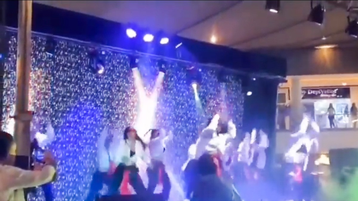VIDEO: Escenario se derrumba con bailarines encima; hay lesionados