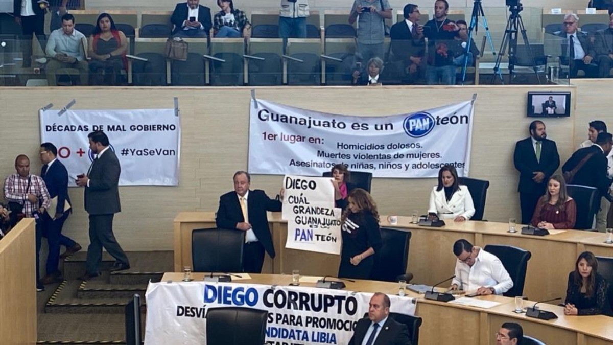 Protestan morenistas en el Congreso contra Diego Sinhue
