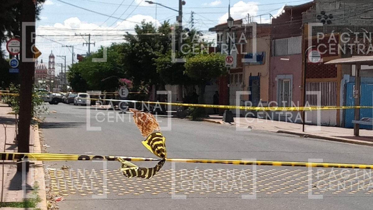 ¡Estaba vendiendo bocinas! Matan a joven de 15 años afuera de estacionamiento