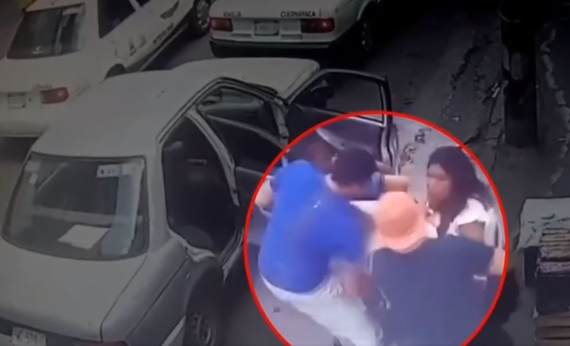 VIDEO Captan cuando se llevan a la fuerza a joven y su pareja angustiada; nadie les ayuda  