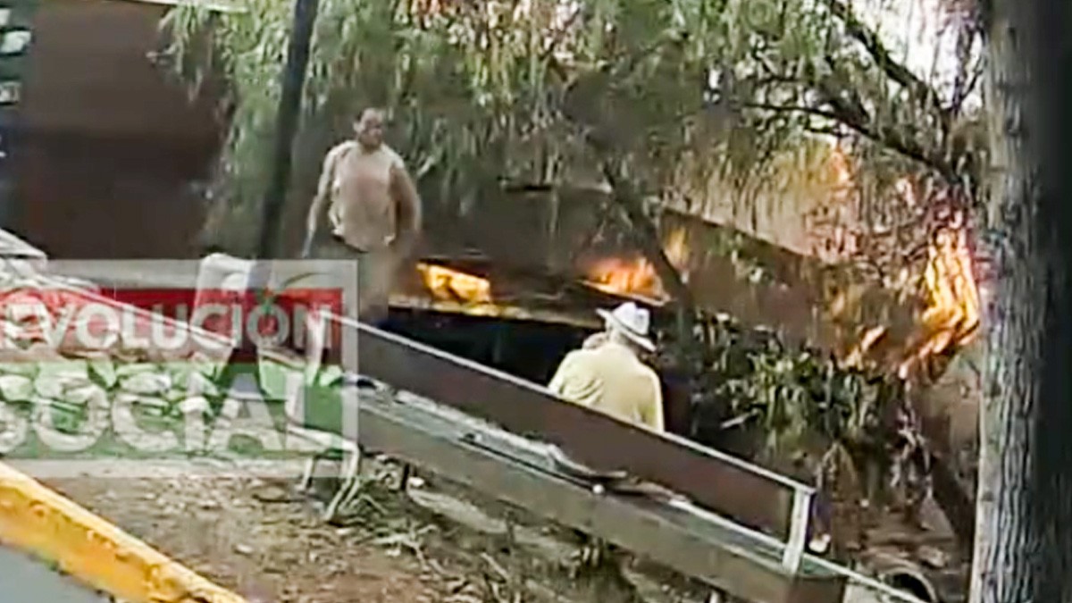 VIDEO: Indigente ataca a adulto mayor en plena calle y sin razón aparente