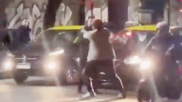 VIDEO Taxista golpea a otro ruletero y pierde control y arrolla a motociclista que pasaba