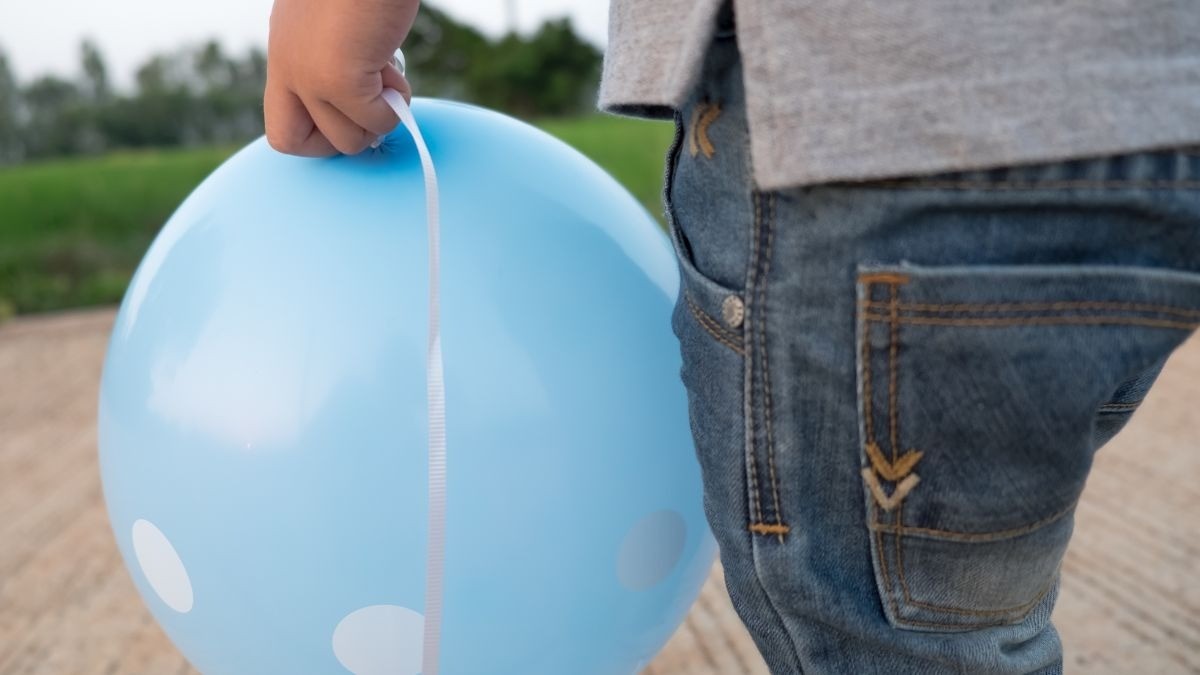 ¡Solo era un juego! Muere niño por meter la cabeza en un globo de helio