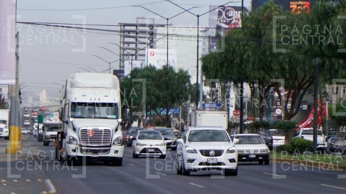 Tráfico vehicular desquicia a León; ¡se duplica en una década!