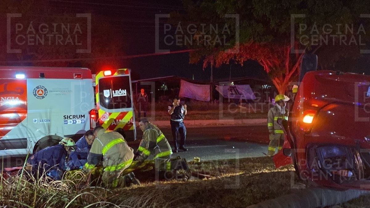 ¡Tragedia! Muere prensado empleado de Farmacias Guadalajara en volcadura en Hermanos Aldama