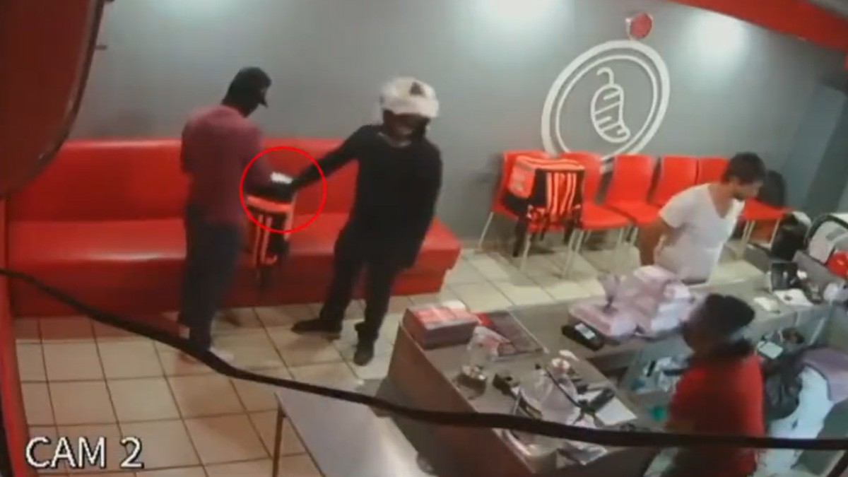 VIDEO: Hombres se hacen pasar por repartidores, sacan machete y asaltan en restaurante
