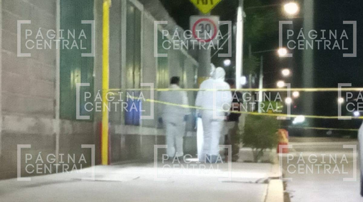 Atacan a balazos a alumno afuera del Conalep