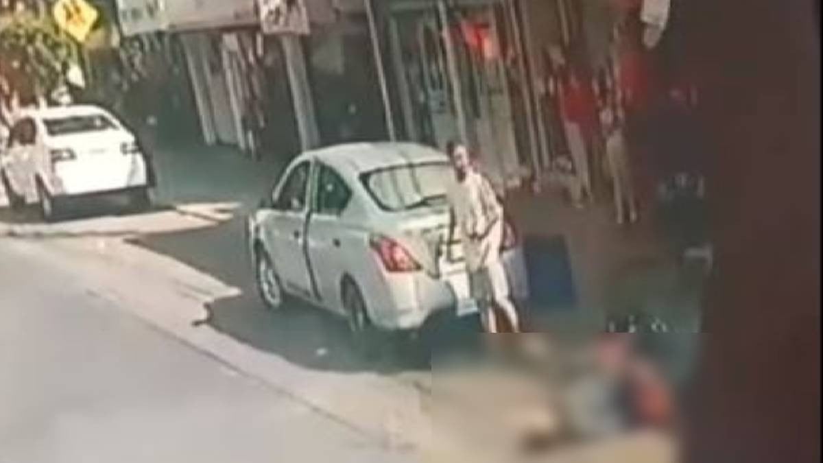 VIDEO Graban cuando hombre mata a balazos a motociclista en colonia San Felipe de Jesús