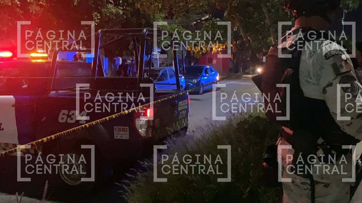 Familiares llevan a hombre al hospital tras ser baleado en colonia Villas de San Nicolás