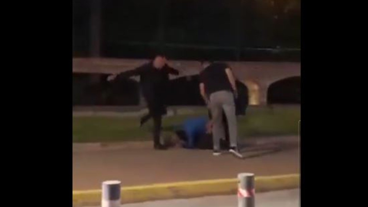 #VIDEO Cadeneros dan tremenda golpiza a joven por pedirles que le regresaran un celular que le robaron