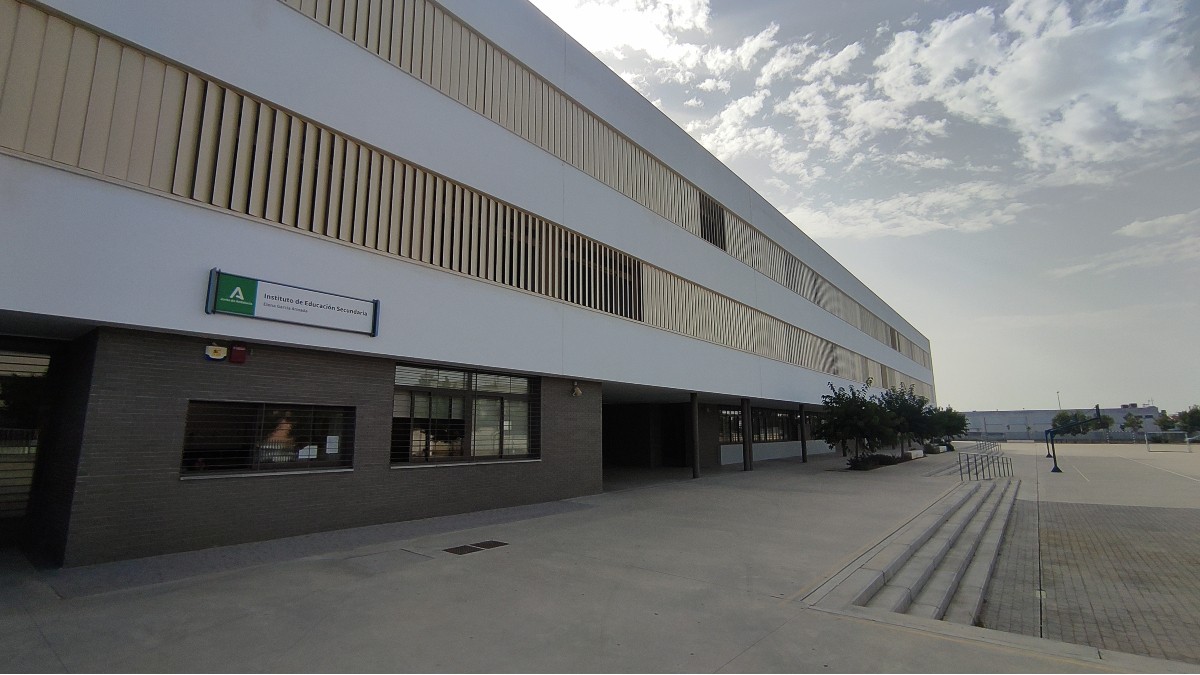 Niño cansado del bullying pierde el control y apuñala a 3 maestras y 2 estudiantes