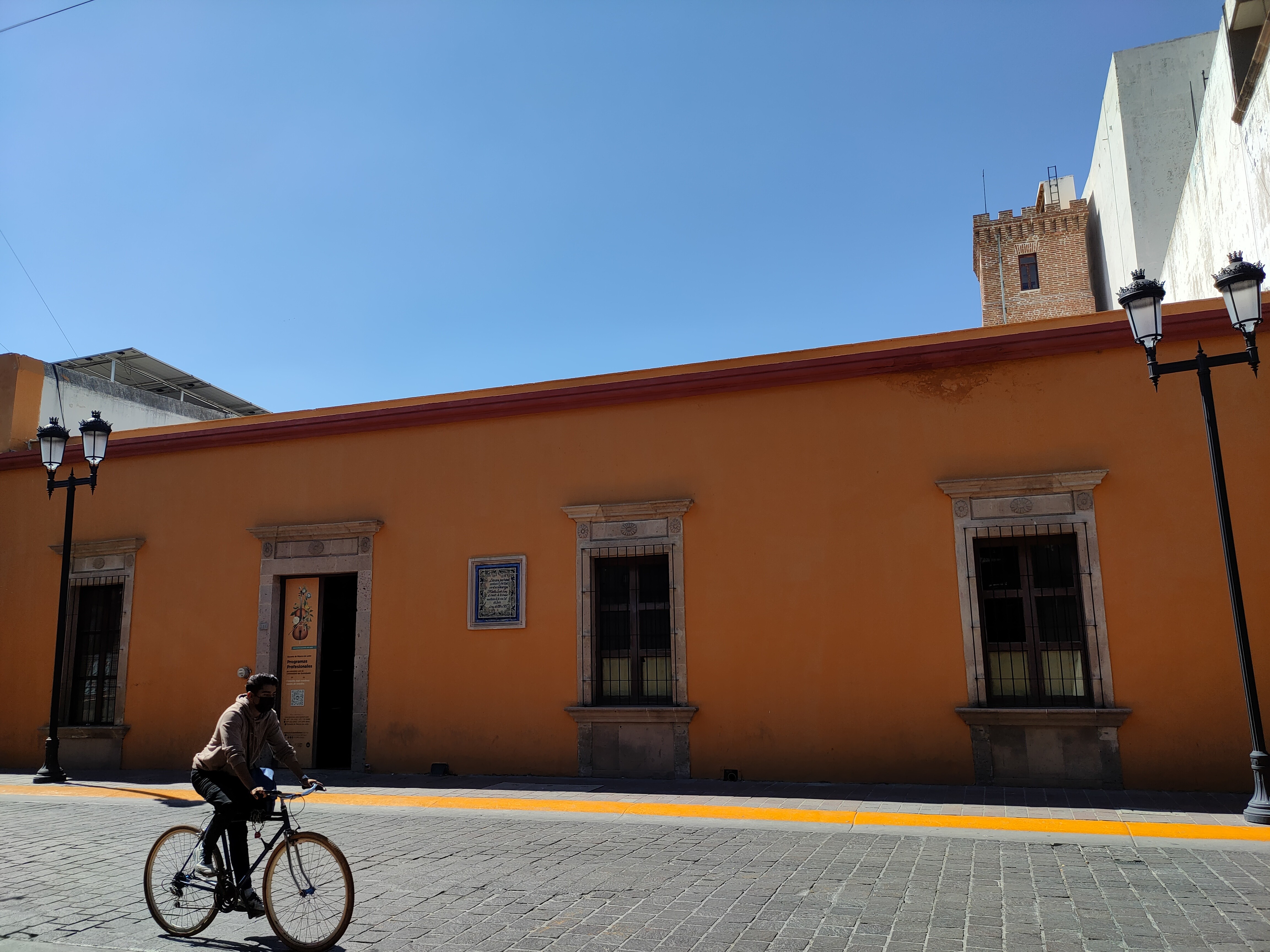 Torre de casa de Luis Long, un santuario para el conocimiento y el arte