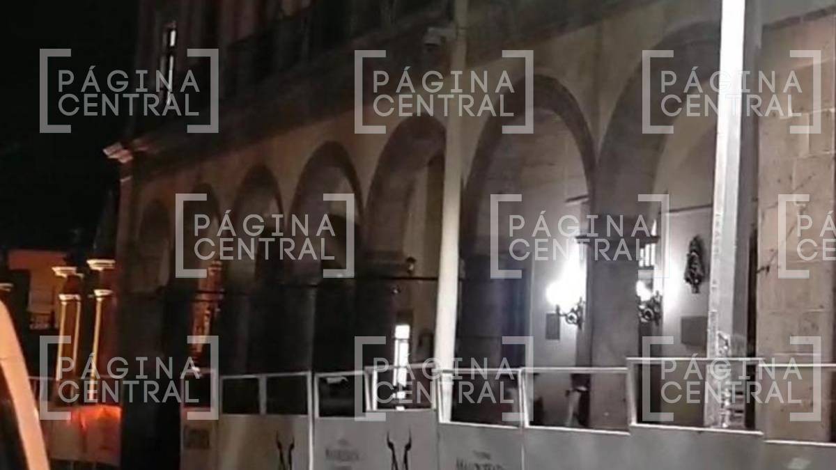 Discute regidor con otra persona, cae de un segundo piso y queda sobre la calle