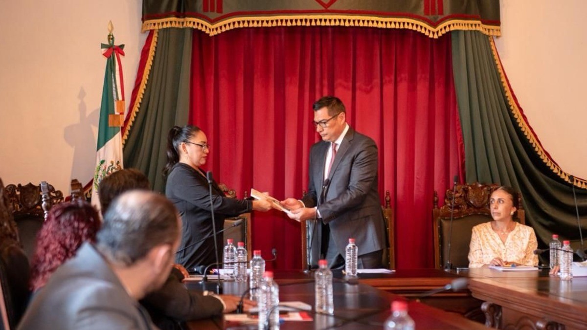 Mauricio Trejo presume ‘equipazo’ durante la presentación de su segundo informe
