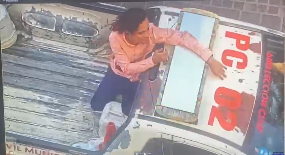 VIDEO, cámara capta momento cuando regidor cae dos pisos de presidencia