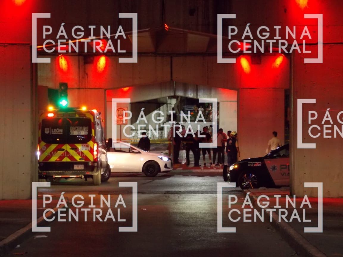 Asesinan a tiros al conductor de un auto debajo del puente del Mariano Escobedo