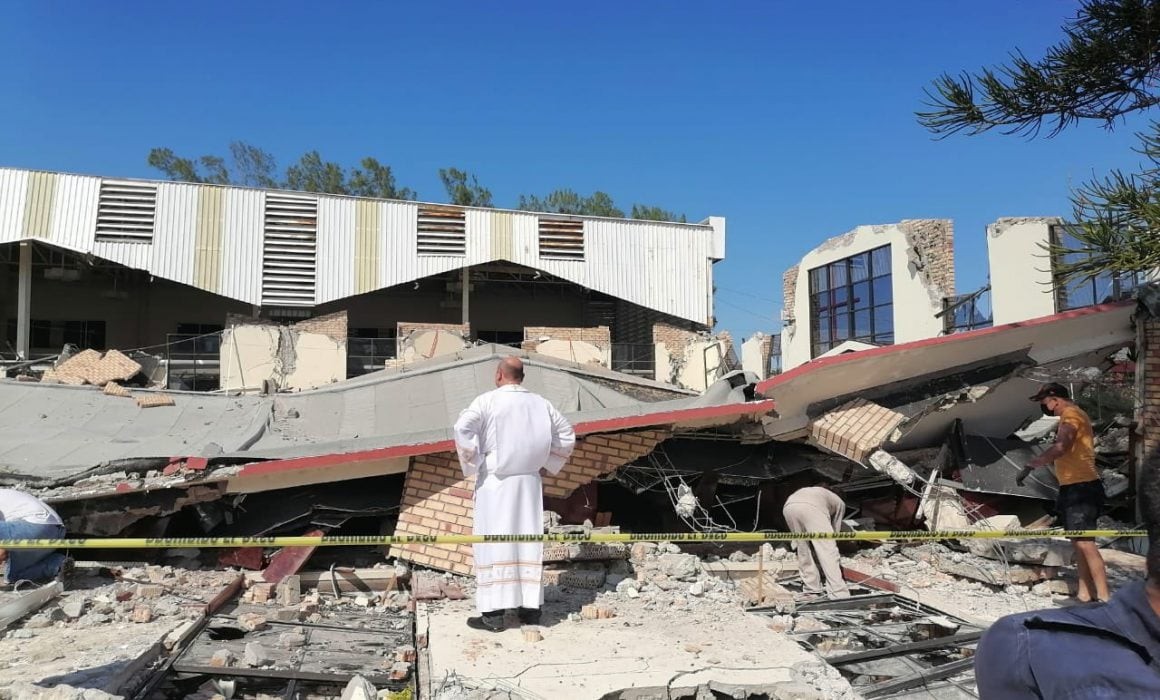 Se cae techo de una iglesia durante bautizo; hay muertos y gente atrapada