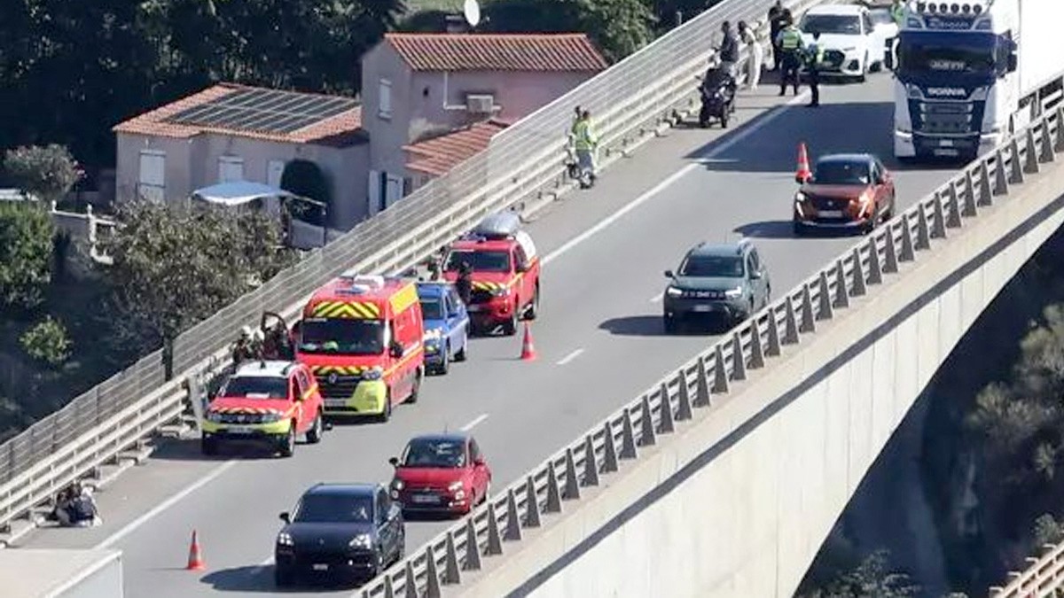 Futbolista amenaza con lanzarse de un puente en una autopista antes de ser rescatado