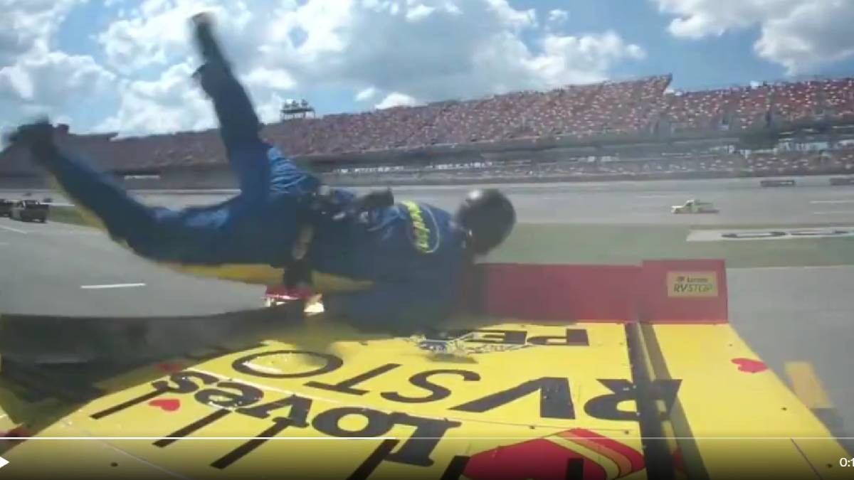 VIDEO Captan momento en que piloto atropelló a su mecánico en la zona de pits