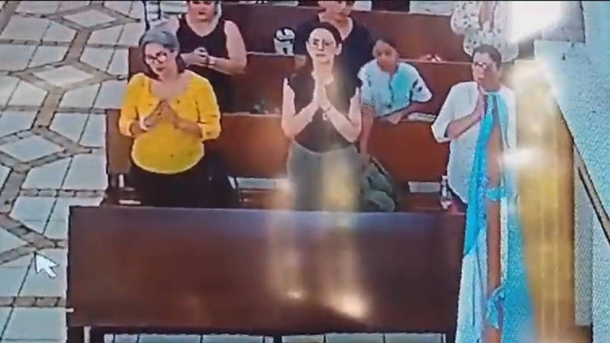 VIDEO Captan momento cuando señora reza en misa y mamá e hija le roban la billetera