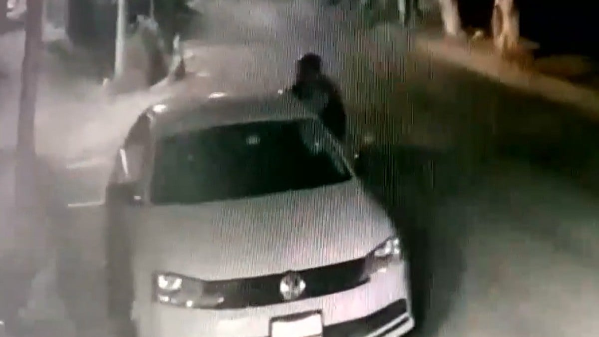 VIDEO: Sicario abre fuego en un bar; mata a mesero y deja herido a otro