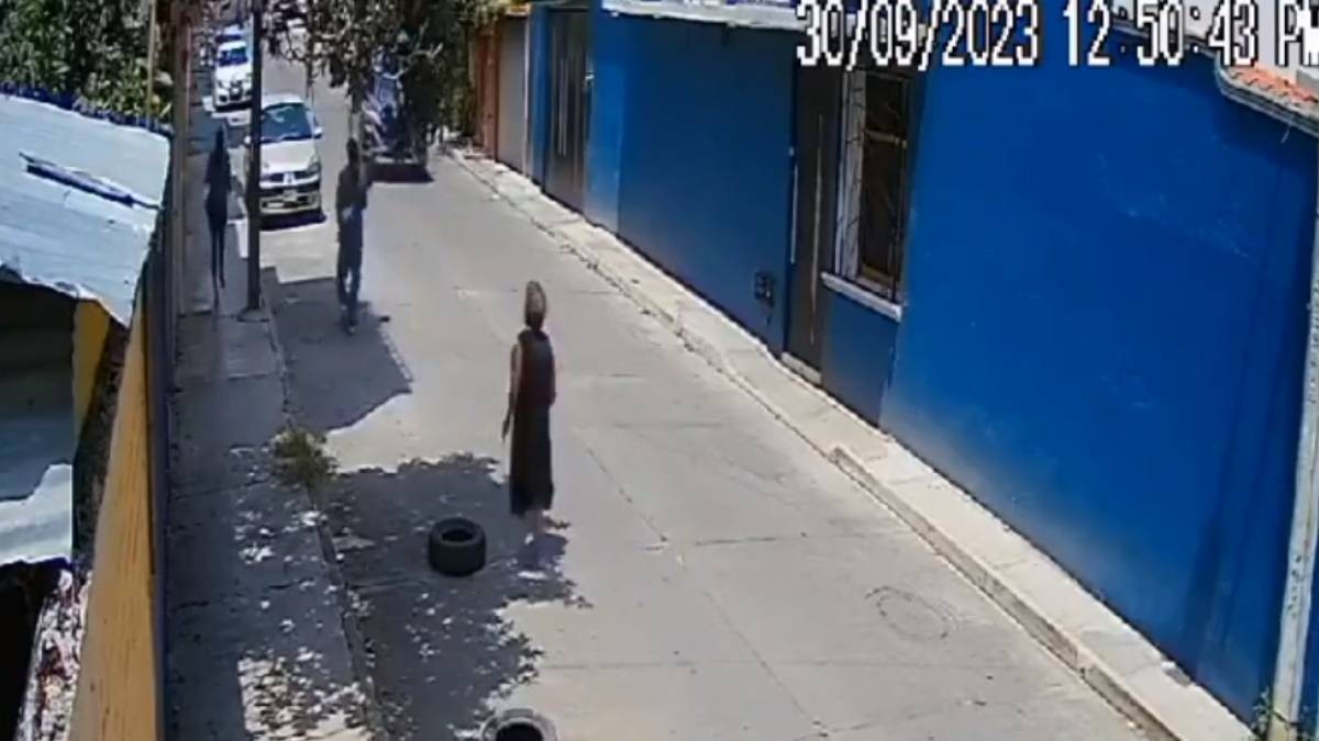 VIDEO Captan cuando pareja se roba a una niña y abuelita va tras ellos, pero escapan