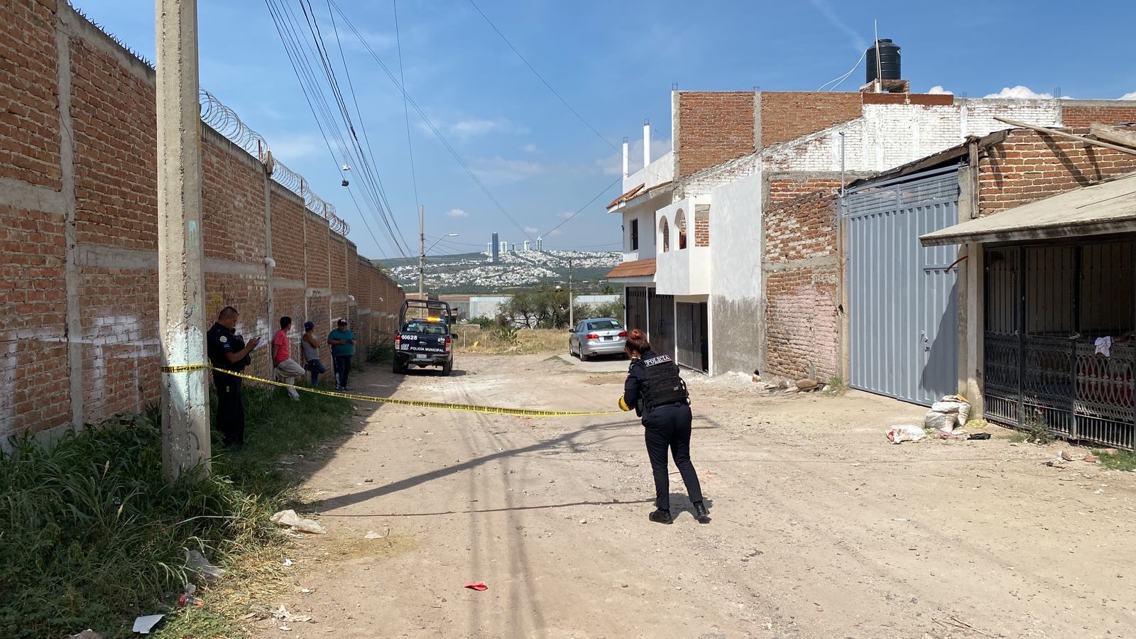 Albañil caminaba por Rivera de la Presa y lo atacan a balazos frente a los vecinos