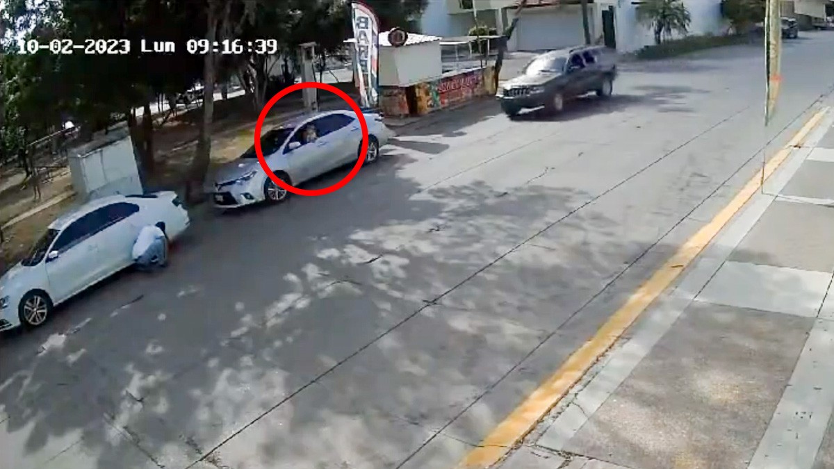 VIDEO: ¡Captan milagro! Camioneta pasa encima de auto donde estaba bebé y esto sucedió