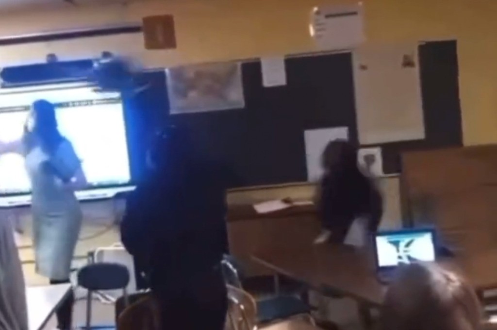 VIDEO captan a alumna cuando discute con maestra y le da un sillazo y la deja inconsciente