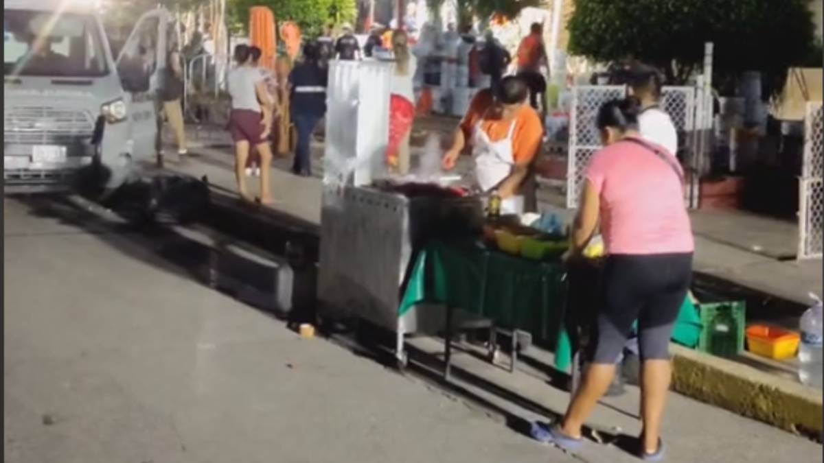 VIDEO ¡Tacos gratis! este taquero alimenta a rescatistas en la iglesia derrumbada