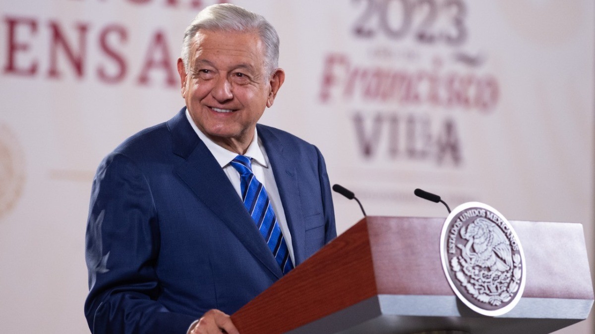 AMLO desafía al INE: quita postdata de cortinilla pero incluye mensaje hablado