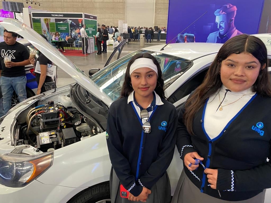 Alumnos guanajuatenses de Telebachillerato lograron convertir auto de gasolina a eléctrico