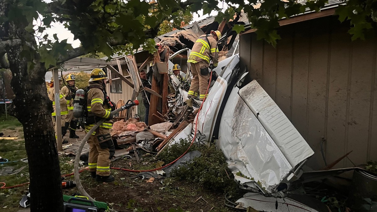 VIDEO: Graban avioneta cuando se desploma y destruye una casa; hay dos muertos
