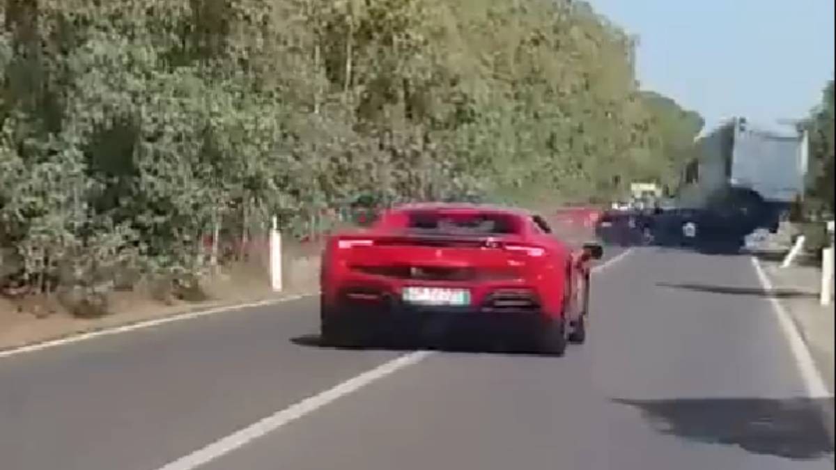 VIDEO Captan momento en que Ferrari rebasa y muere pareja en impactante choque