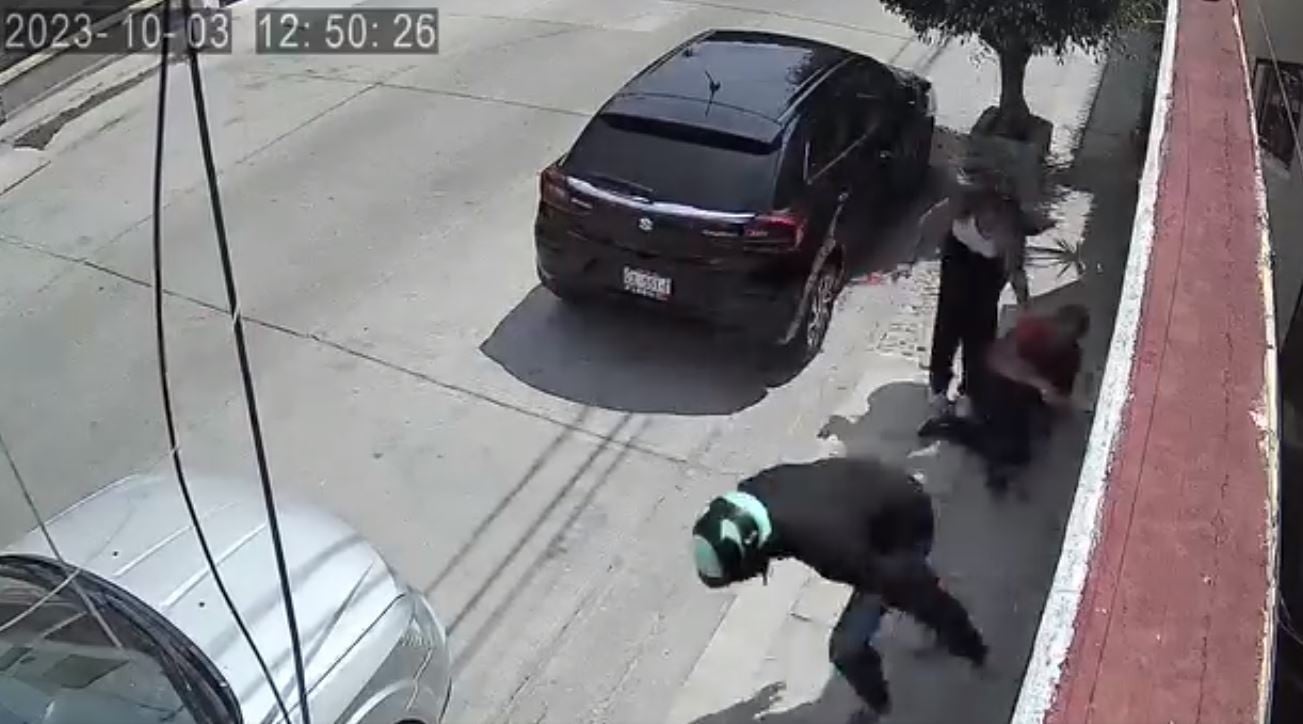 VIDEO Así intentó robarse un auto en La Martinica; mujer quiso encerrarlo pero escapó