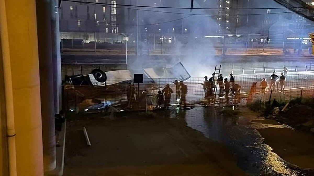 VIDEO: Cae autobús de elevada rampa y mueren 20 pasajeros