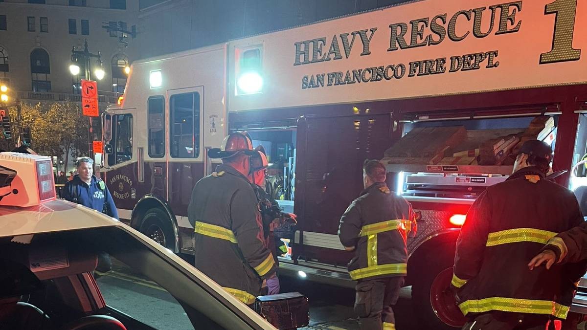 Atropellan a mujer y auto autónomo también la arrolla y se detiene sobre su pierna