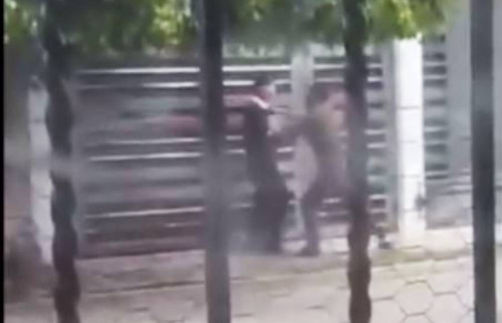 VIDEO Ya no se puede caminar tranquilo en León; así asaltaron a joven, hombres en moto