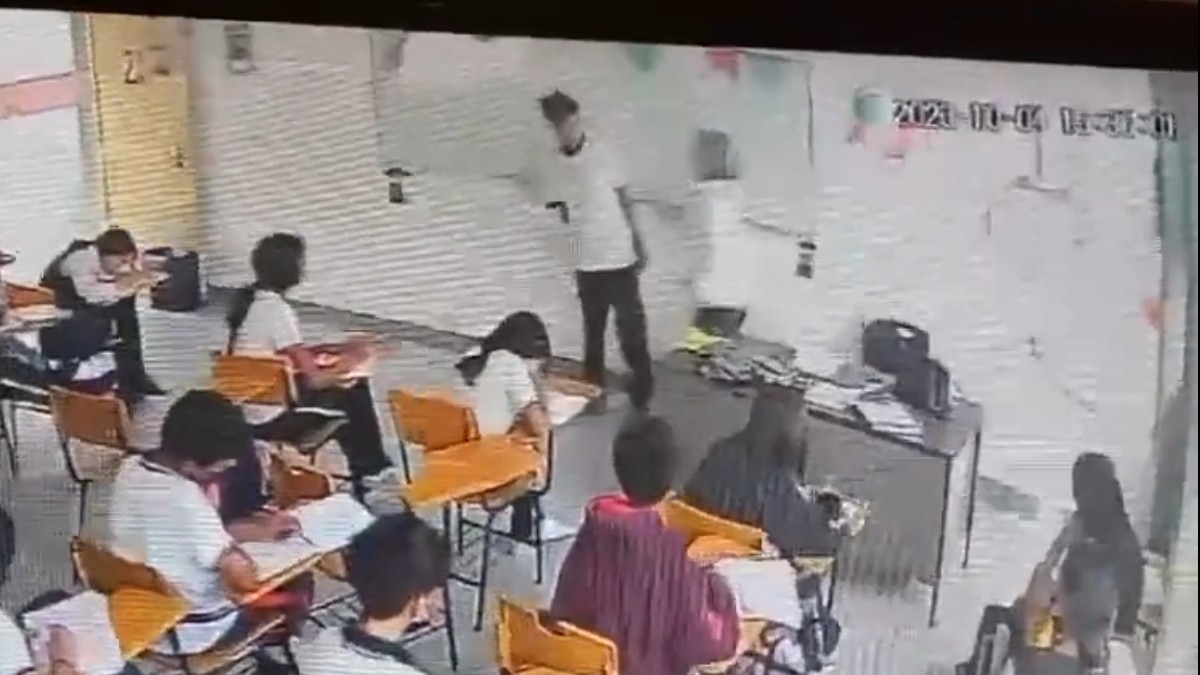 VIDEO: Joven de secundaria apuñala a su maestra en plena clase
