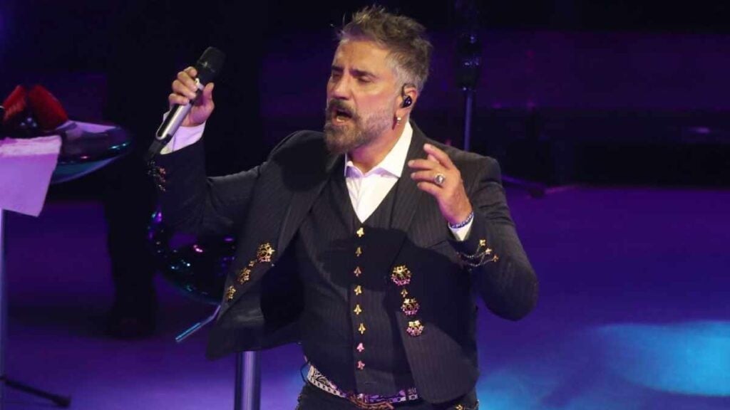 ¿Oootra vez Alejandro Fernández borracho? público se sale por su estado inconveniente