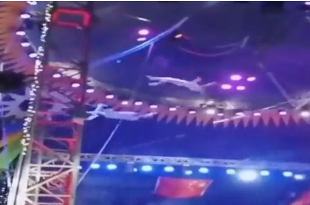 VIDEO Algo salió mal y cámara capta cuando trapecista cae 9 metros frente al público
