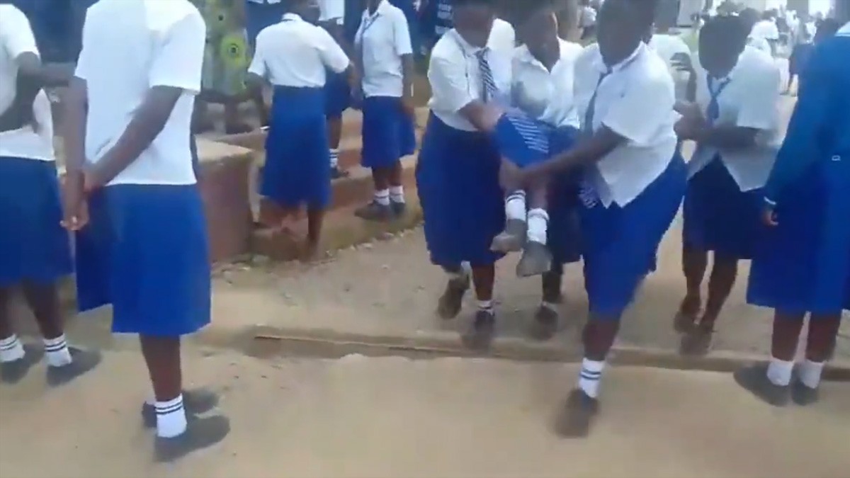 VIDEO: Alumnas sufren de extraña enfermedad que les impide caminar y las graban