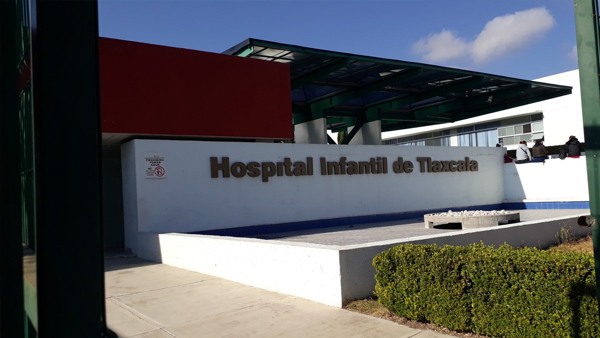 Le encargan a empleado de Secretaría Salud cuidar a niña con cáncer y se aprovecha de ella