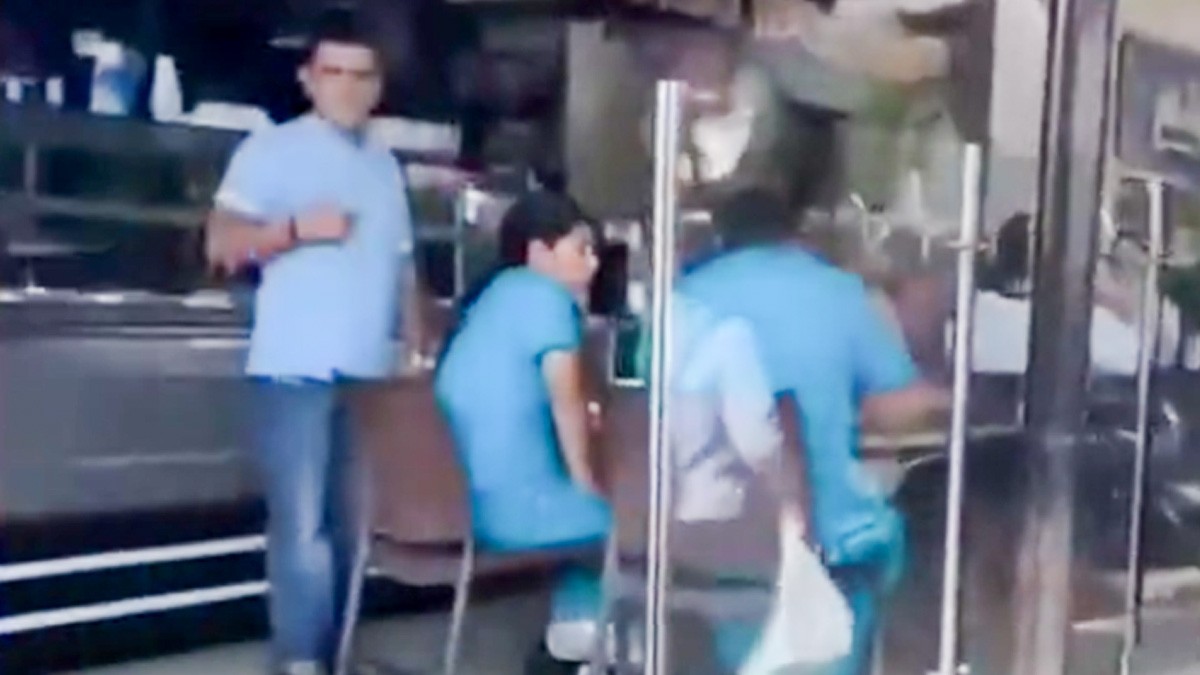 VIDEO: Paramédicos dejan a paciente en ambulancia y ellos se van a desayunar