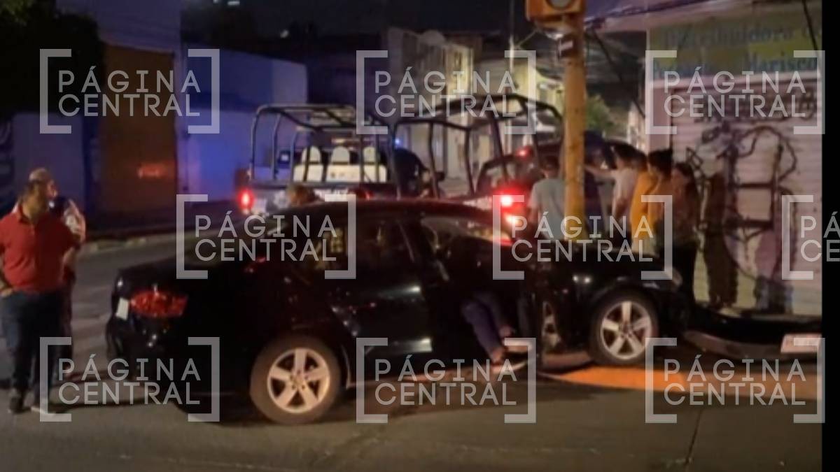 Patrulla choca con auto donde viajaba familia en colonia Lomas de Vista Hermosa