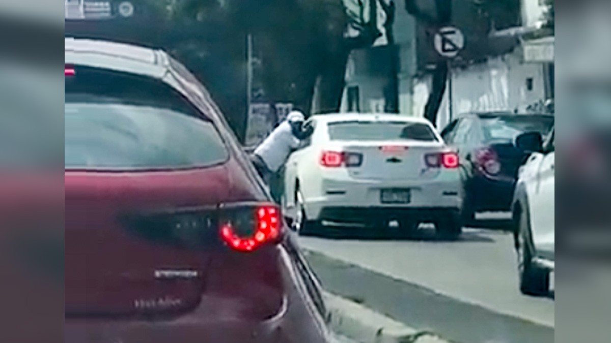 Captan asalto a mano armada contra automovilista en pleno tráfico