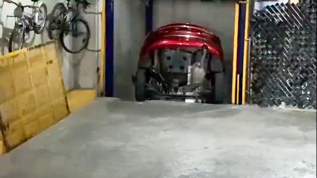 ¡Insólito! Mujer cae a cubo de elevador... con todo y su coche